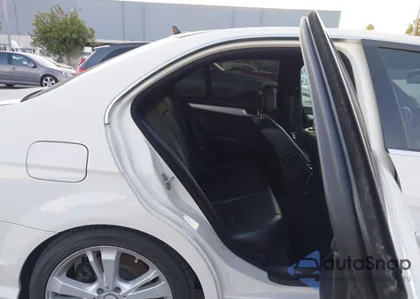 2012 Mercedes-Benz C 250 Luxury/Sport z USA, uszkodzony, nr VIN WDDGF4HB9CA628444